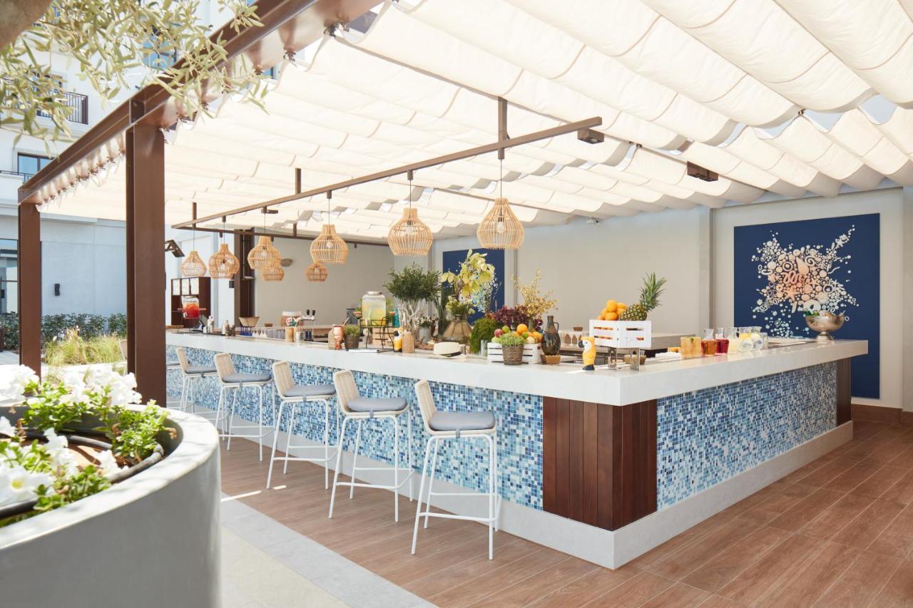 Vida Beach Resort Umm Al Quwain מראה חיצוני תמונה The bar at the 2014 Big Brother house